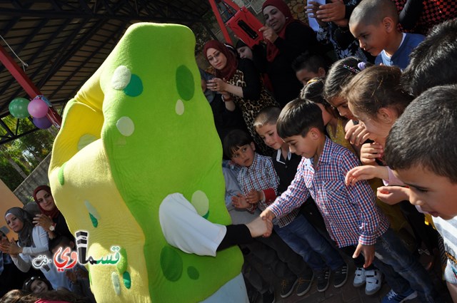 كفرقاسم – فيديو: بساتين الامل, السلام , والمحبة تحتفل بعيد الام على انغام عمو انس وجوقته ..